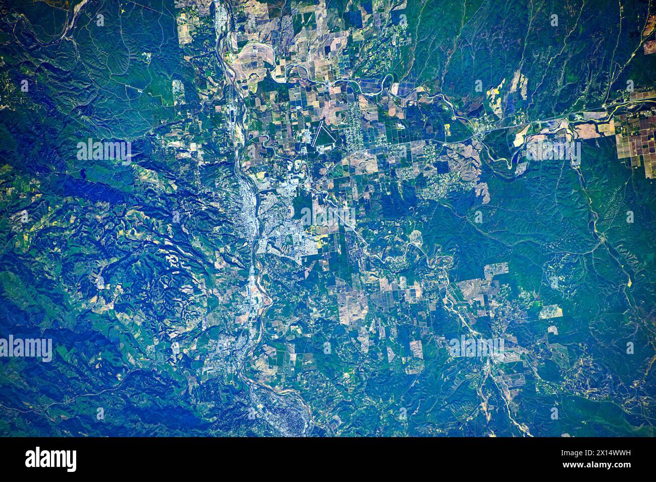 Area urbana e terreni nello stato della California, Stati Uniti. Miglioramento digitale di un'immagine da parte della NASA Foto Stock