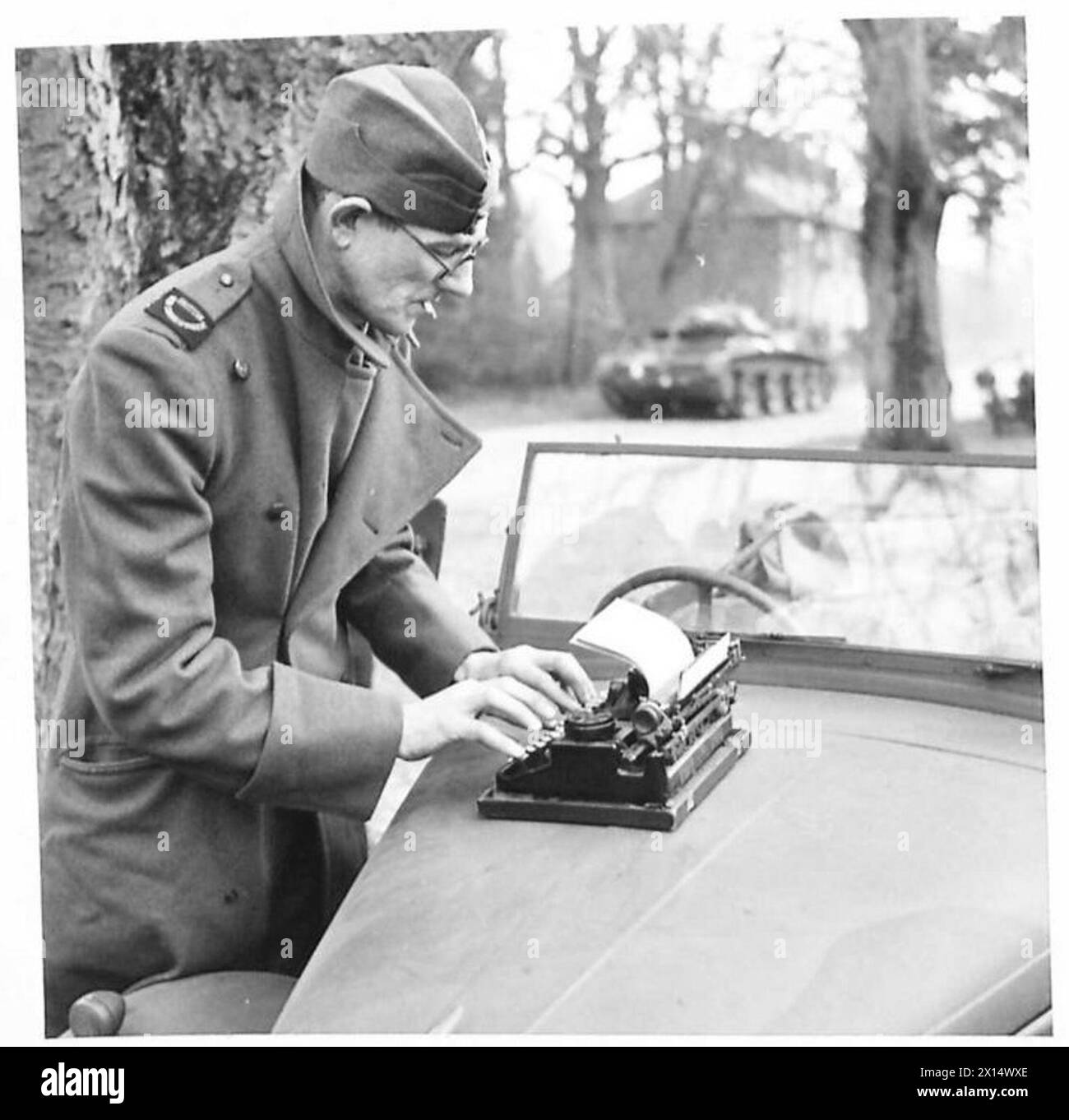 Un corrispondente di guerra riferisce di operazioni militari durante un'esercitazione spartana condotta dall'esercito britannico. Foto Stock