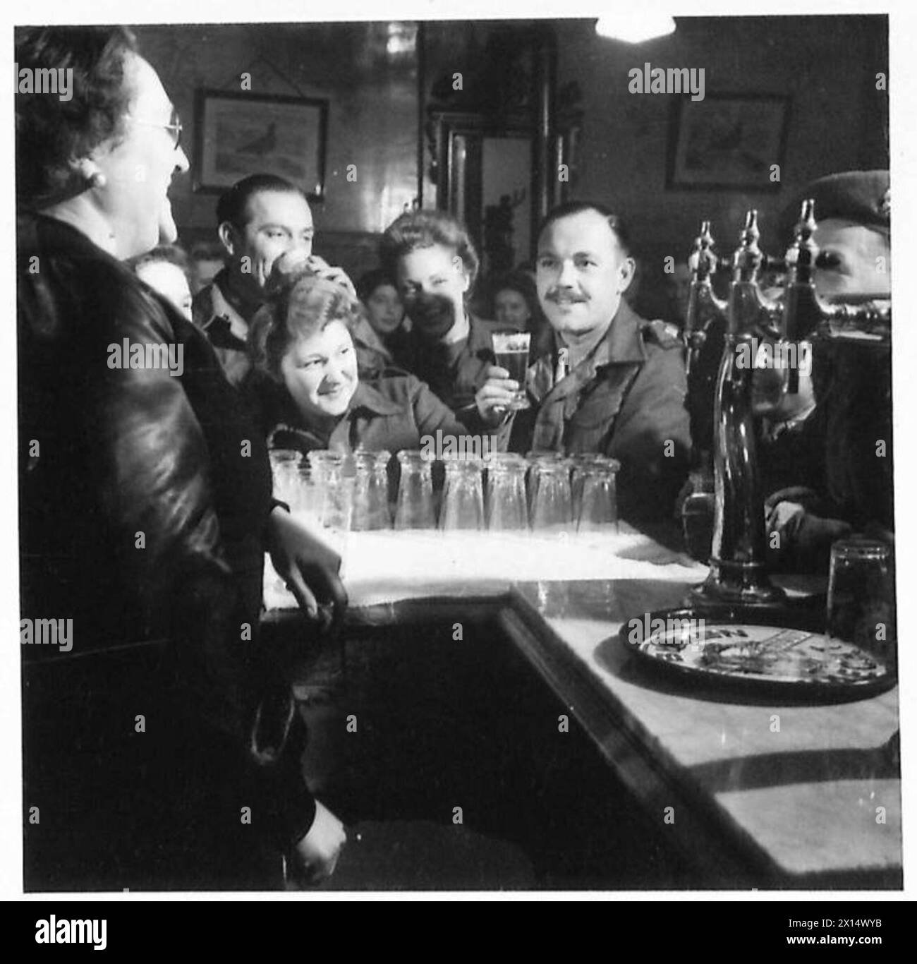Fotografia che mostra il personale ATS all'estero che consuma birra belga e bevande analcoliche, notando le differenze rispetto alle bevande inglesi durante il servizio dell'esercito britannico, 21st Army Group. Foto Stock
