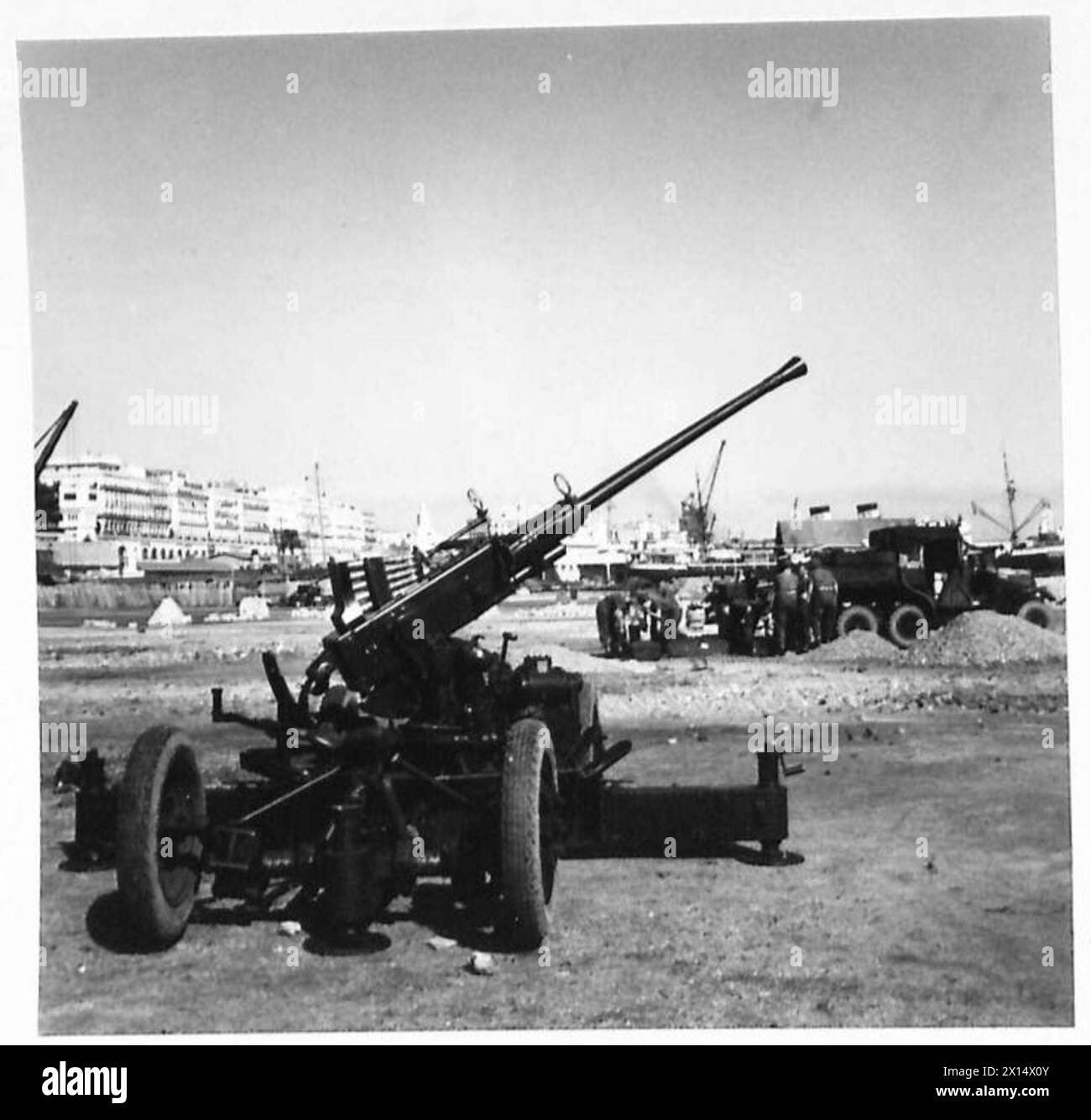 L'OPERAZIONE TORCIA, NOVEMBRE 1942 - Un cannone antiaereo Bofors da 40 mm della 78th Infantry Division britannica presso i moli di Algeri catturati, 9 novembre 1942 Royal Navy, US Army, British Army, British Army, 78th Infantry Division Foto Stock