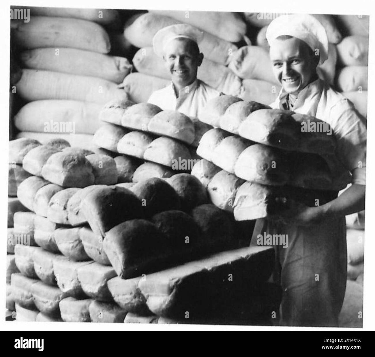Pani di pane preparati e pronti per la distribuzione alle truppe dall'esercito britannico. Foto Stock