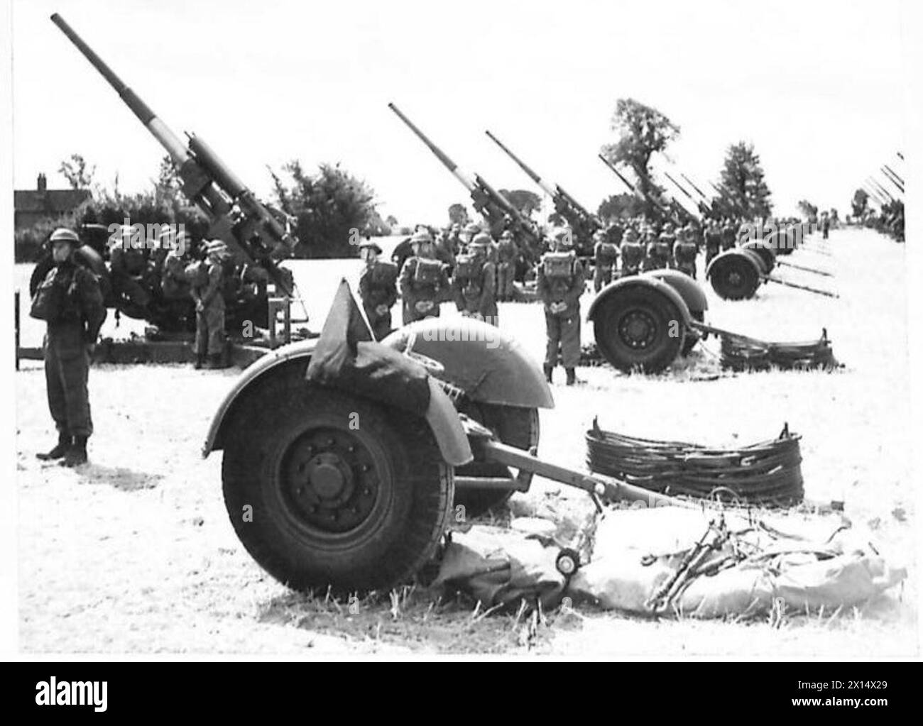 Un reggimento mobile antiaereo viene schierato con pistole, equipaggi e camion posizionati per essere pronti all'uso. Foto Stock Un reggimento mobile antiaereo viene schierato con pistole, equipaggi e camion posizionati per essere pronti all'uso. Foto Stock