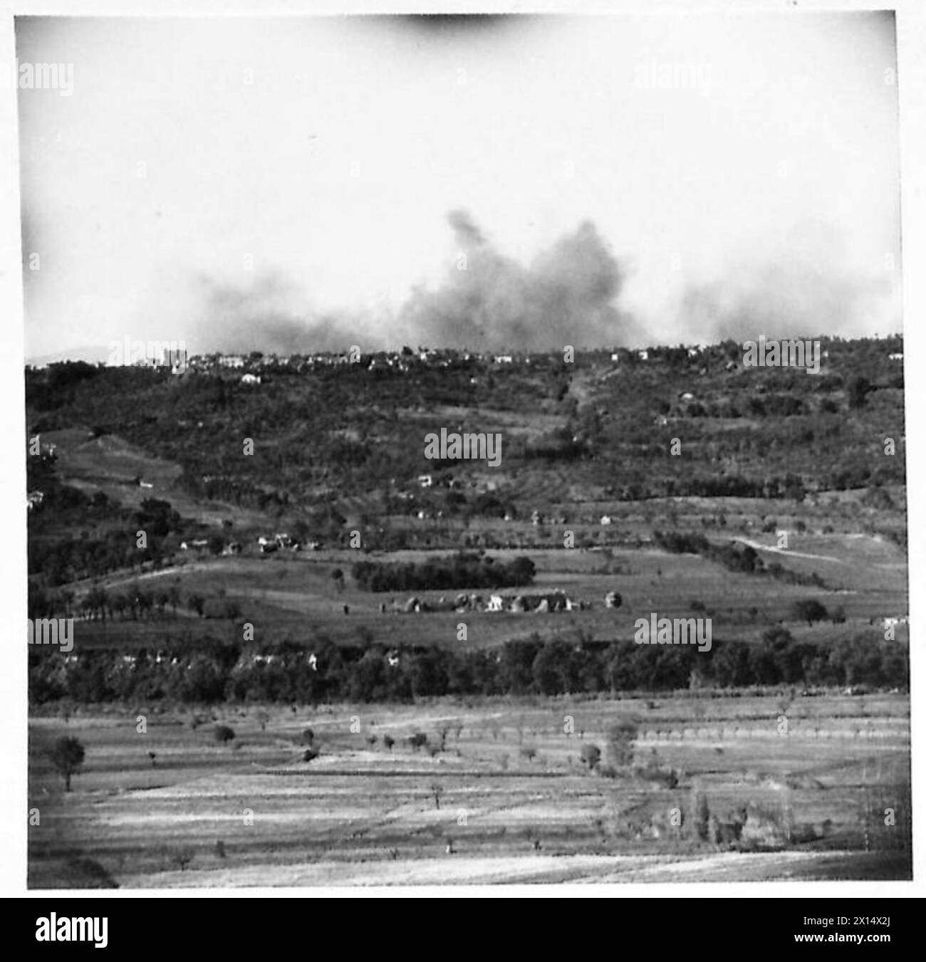 Il fiume Sangro è mostrato con un ponte Bailey in primo piano, mentre le bombe dei bombardieri medi britannici cadono verso Fossegesia durante le operazioni tra il 1942 e il 1946. Foto Stock