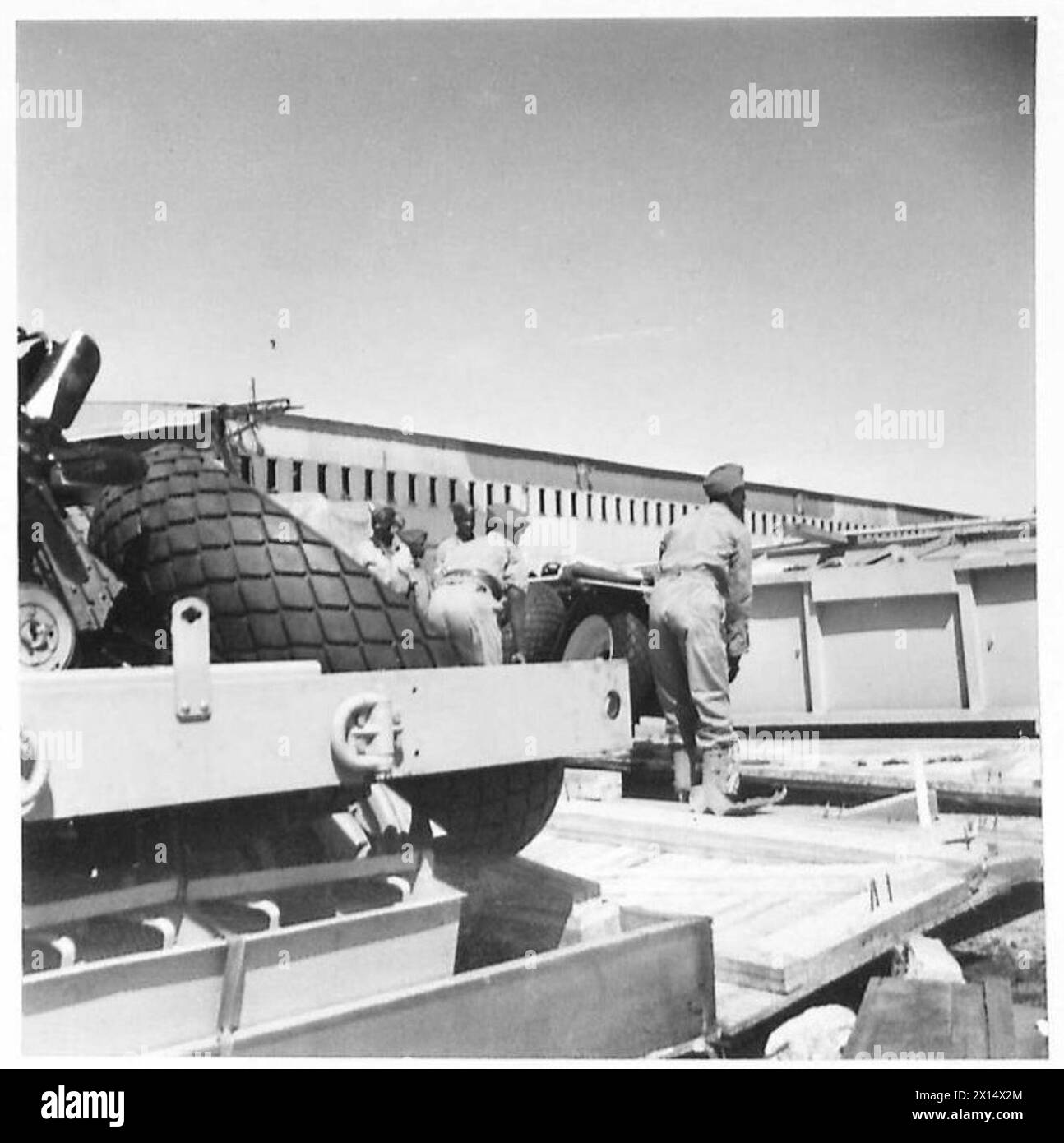 Un camion dell'esercito canadese raggiunge il Medio Oriente, con il lato cassa rimosso per rivelare il telaio e i componenti Foto Stock