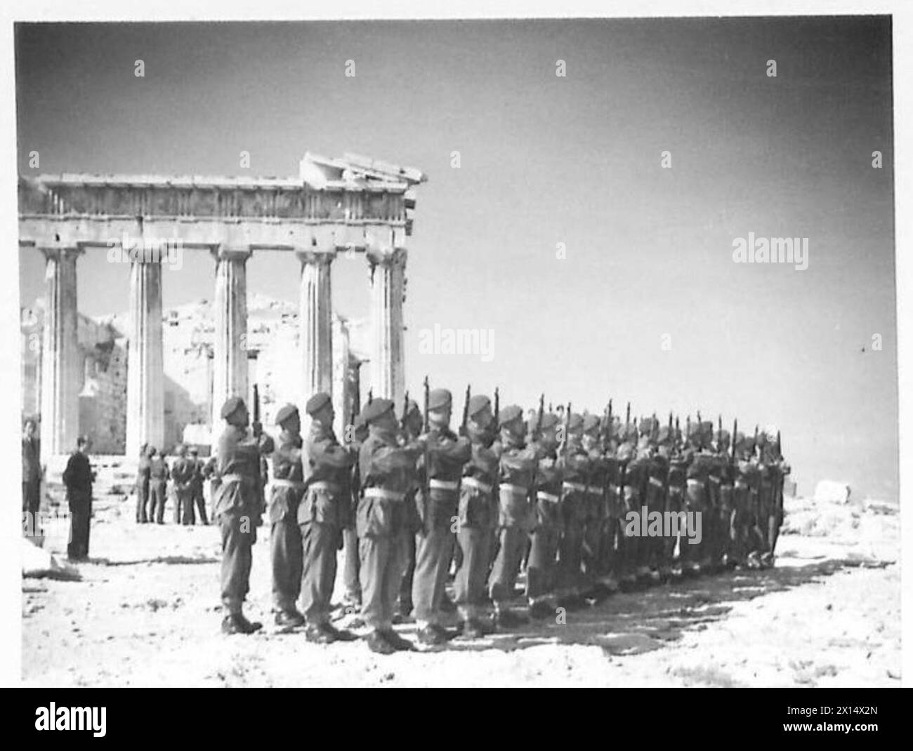 I paracadutisti britannici formano una Guardia d'Onore di fronte al Partenone durante il ritorno del governo greco ad Atene. Foto Stock