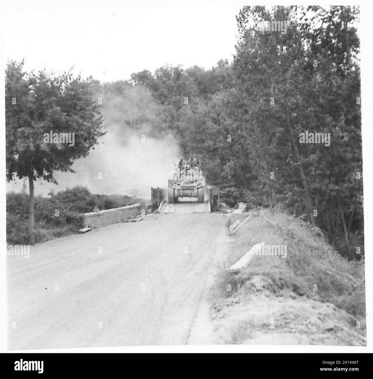 Un carro armato Sherman attraversa un impegnativo ponte Bailey su terreni montuosi, dove più ponti Bailey facilitano il movimento dell'esercito. Foto Stock