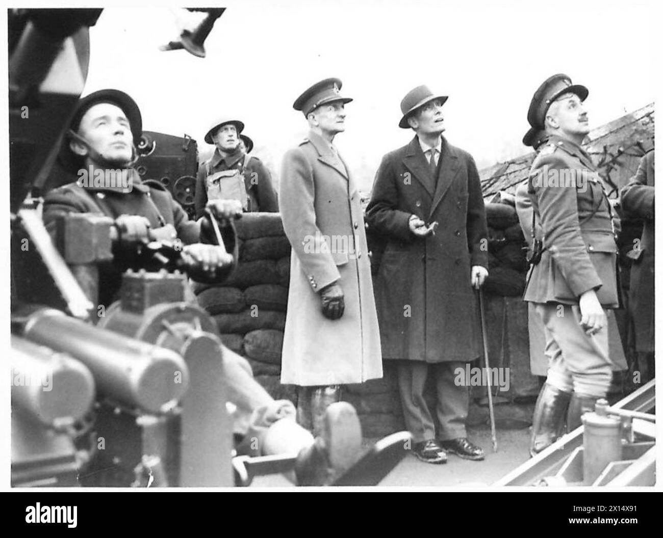 Il Segretario di Stato visita il comando A.A. e incontra i cannonieri A.A. durante il suo tour delle installazioni militari. Foto Stock