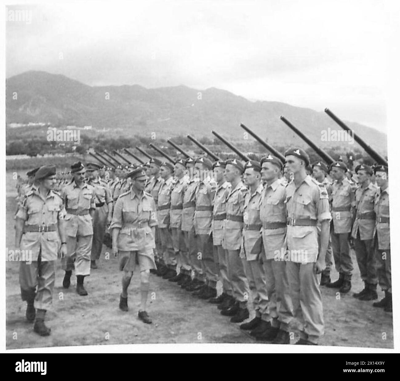 Sua Maestà il Re ispeziona gli equipaggi canadesi sul campo della parata. Foto Stock