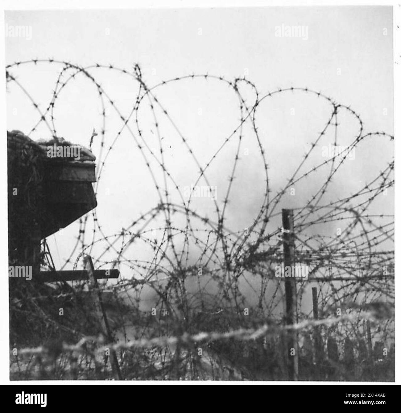 Un cannone di difesa costiera viene sparato mentre i corrispondenti di guerra osservano le operazioni con il reggimento di artiglieria costiera reale. Foto Stock