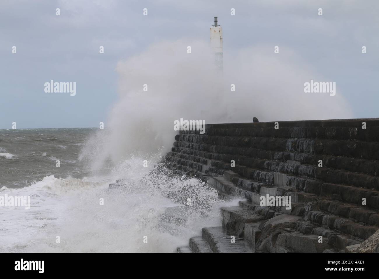 Aberystwyth Galles Regno Unito Meteo 15 aprile 2024. Forti venti di forte forza battono le zone costiere del Galles occidentale guidando in enormi onde che si schiantano contro la passeggiata e le difese portuali di Aberystwyth, credito: mike davies/Alamy Live News Foto Stock