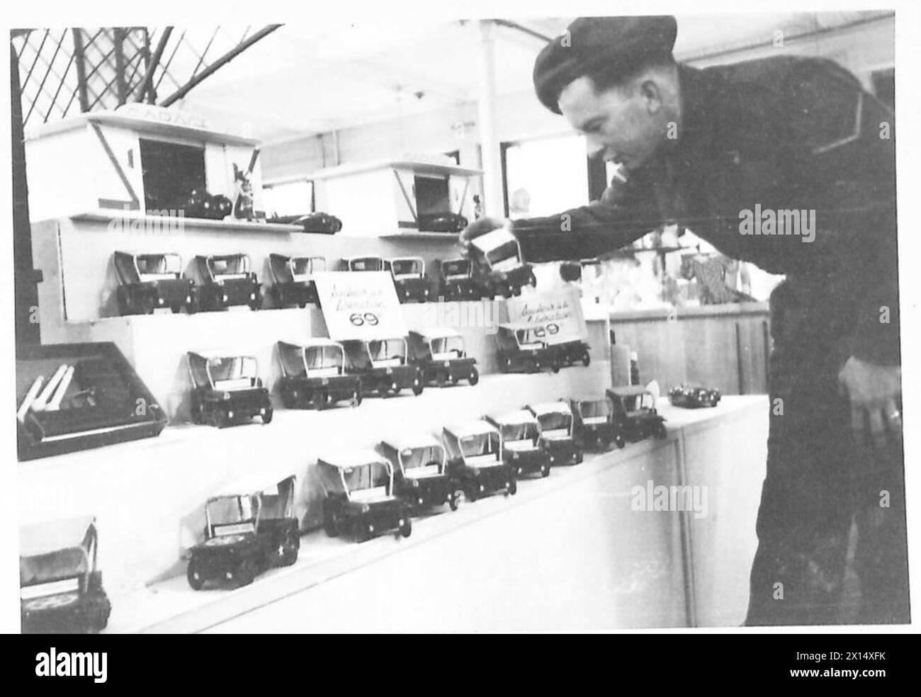 Un caporale dell'esercito britannico in congedo a Bruxelles acquista una jeep giocattolo da un negozio locale per spedirla a casa. Foto Stock