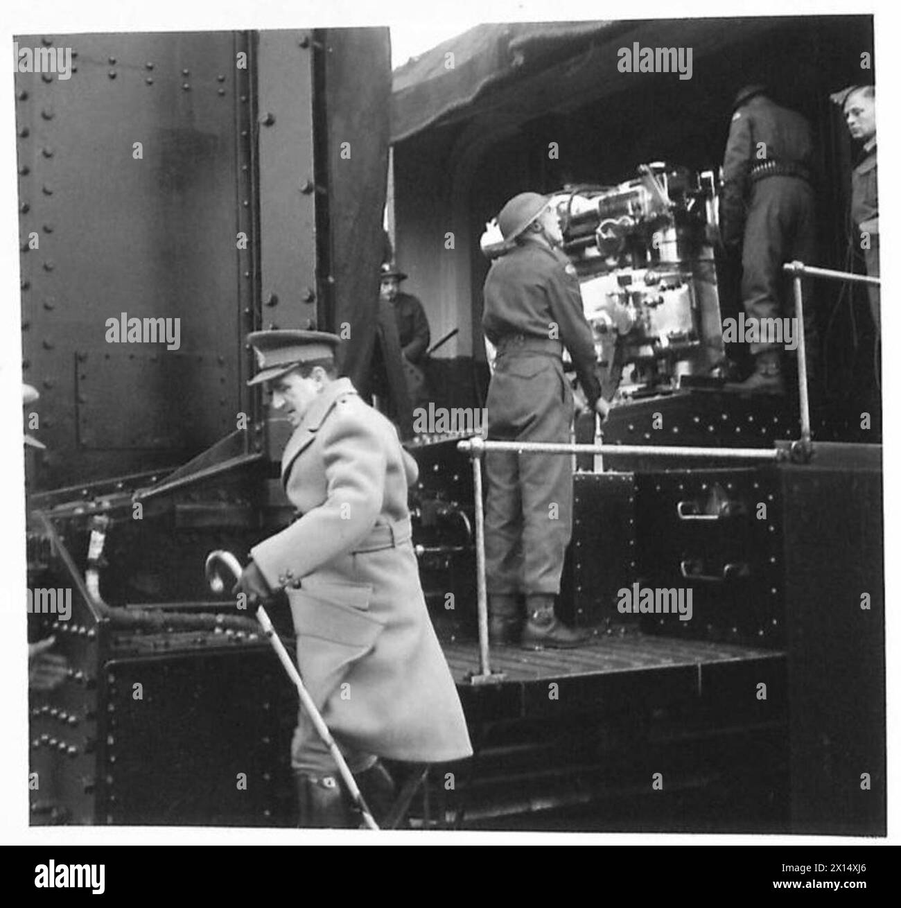 Il comandante in capo ispeziona un cannone da 15 pollici di difesa costiera mentre visita il South Eastern Command dell'esercito britannico. Foto Stock