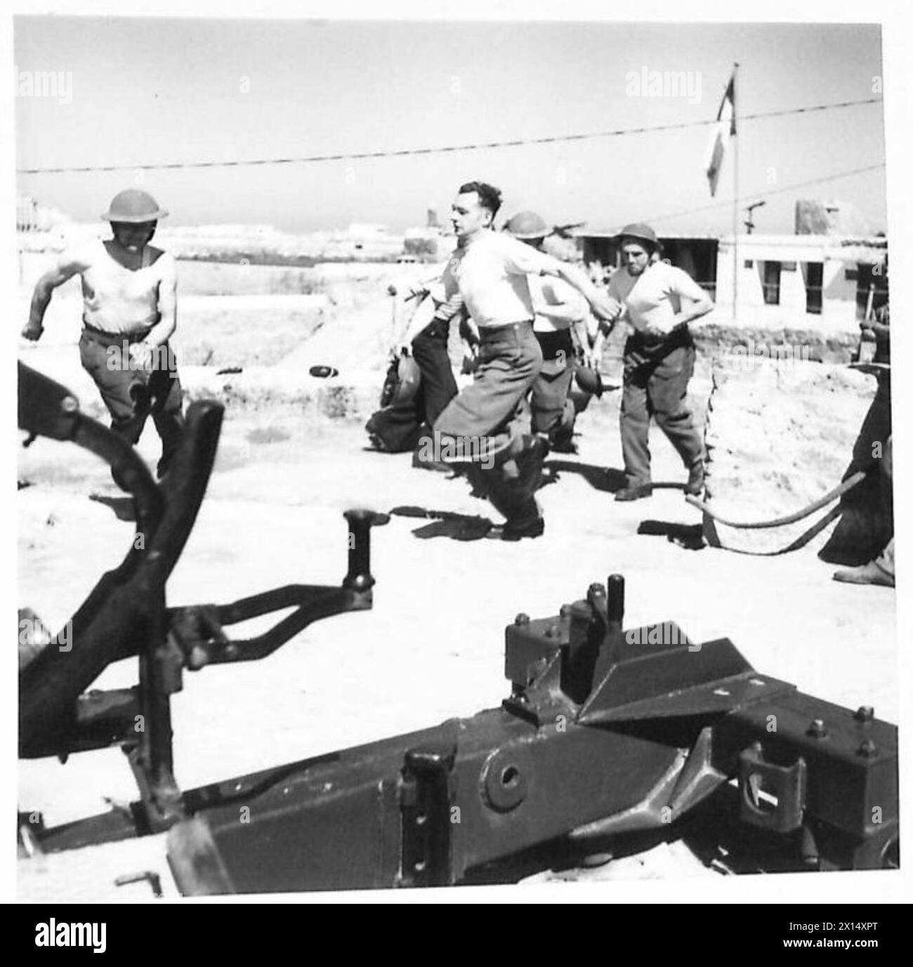 Gli equipaggi alleati rispondono a un allarme e si spostano rapidamente nelle loro stazioni durante le esercitazioni di difesa del forte, mostrando un coordinamento operativo. Foto Stock