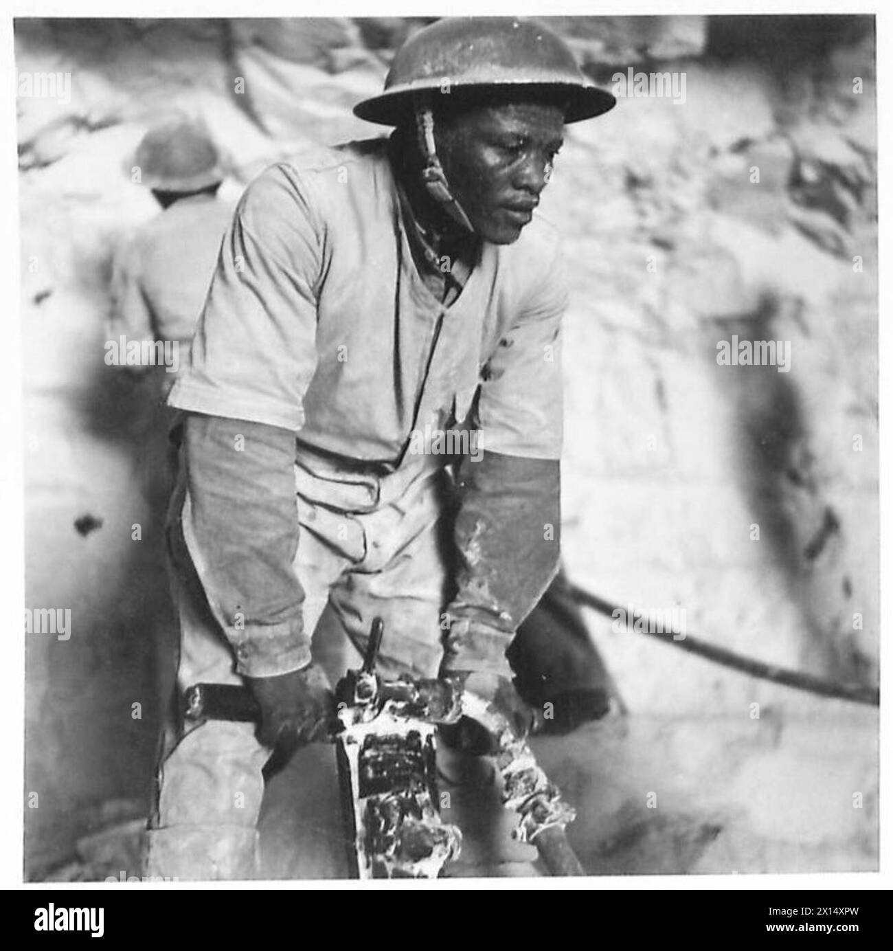 Basutos esegue lavori di perforazione di tunnel e roccia sulla ferrovia Haifa-Tripoli alla frontiera tra Palestina e Libano. Foto Stock