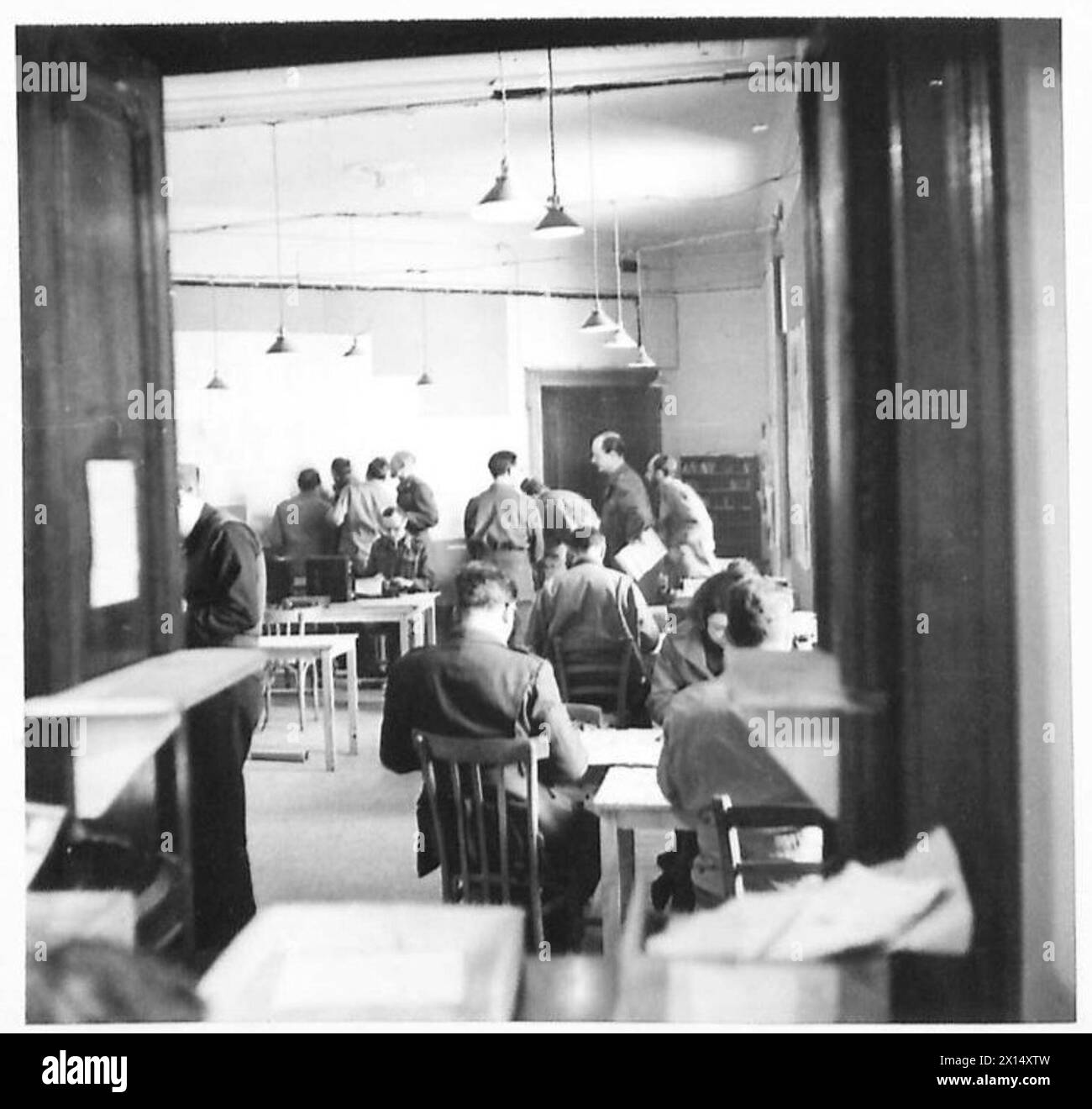 I corrispondenti lavorano nella sala copie che copre le operazioni dell'esercito britannico in Nord Africa, Sicilia, Italia, Balcani e Austria tra il 1942 e il 1946. Foto Stock