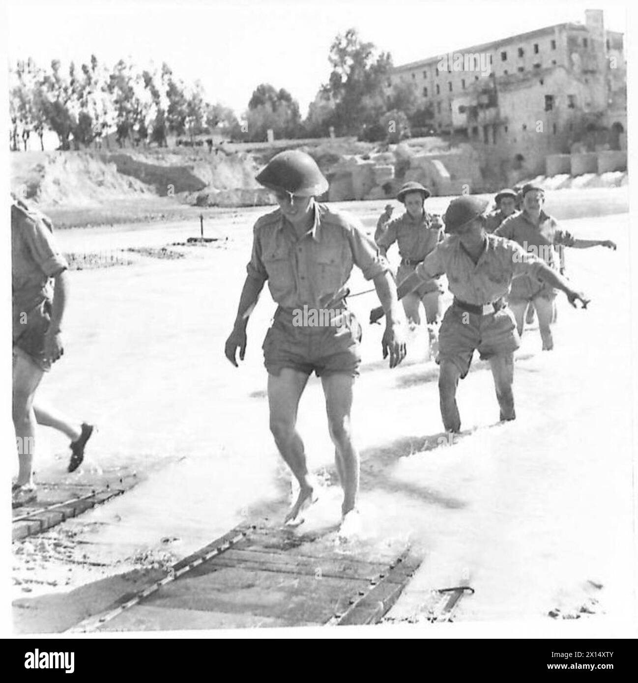 Gli uomini di un reggimento Recce, 1st Division, attraversarono un guado a El Batham durante le operazioni con la prima Armata. Foto Stock Gli uomini di un reggimento Recce, 1st Division, attraversarono un guado a El Batham durante le operazioni con la prima Armata. Foto Stock