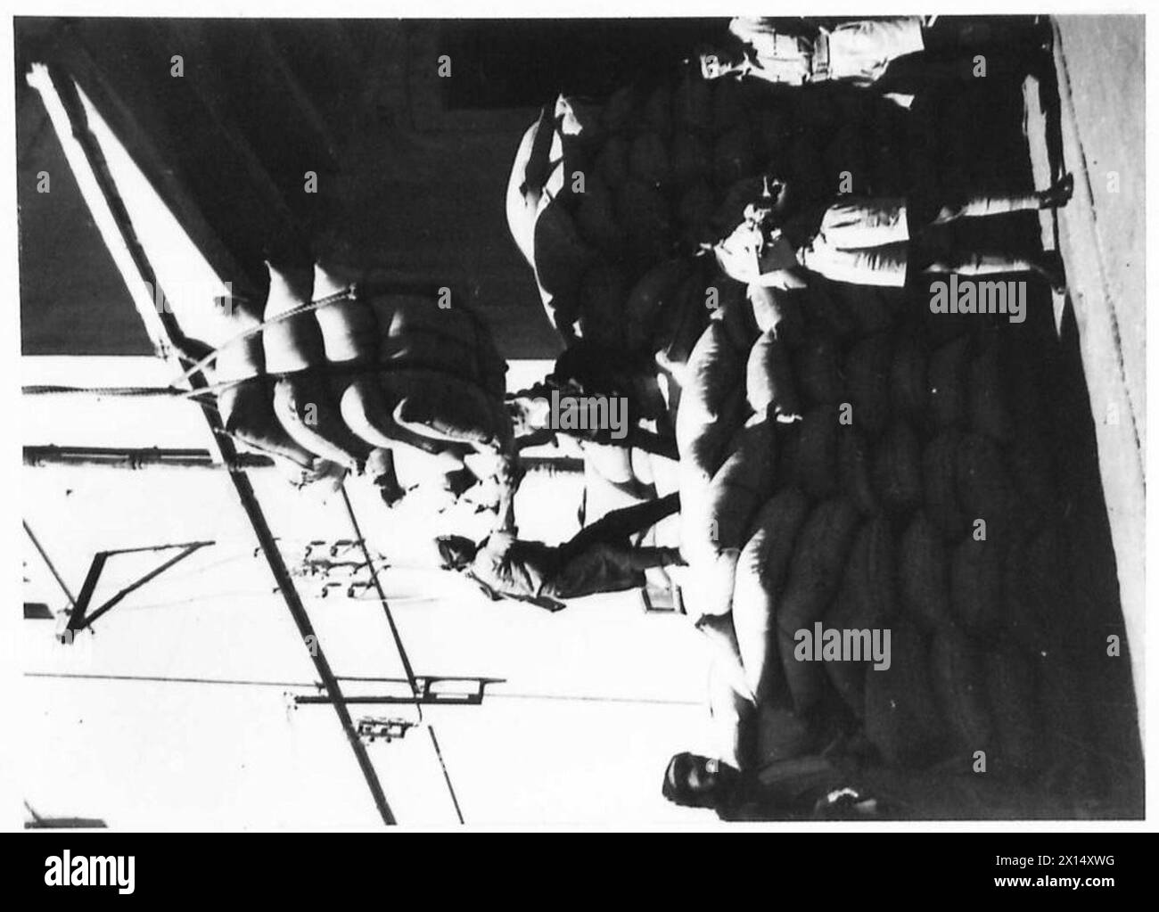 Pile di sacchetti di cibo scaricati e organizzati sulla banchina di Beirut, dimostrando le operazioni militari di approvvigionamento e logistica. Foto Stock