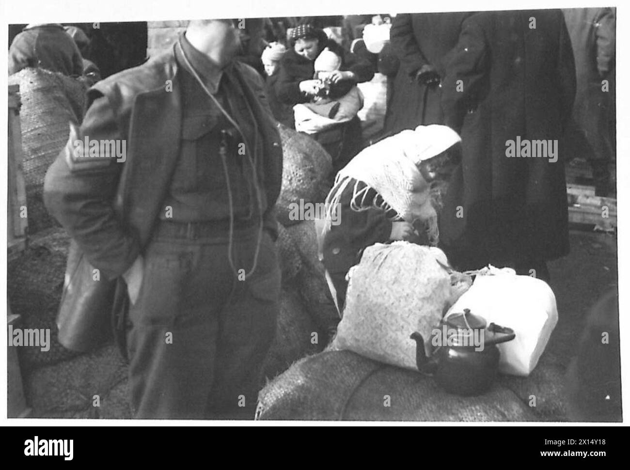 Gli evacuati russi sono in attesa di evacuazione dopo il raid di Spitzbergen, assistito dall'esercito britannico. Foto Stock