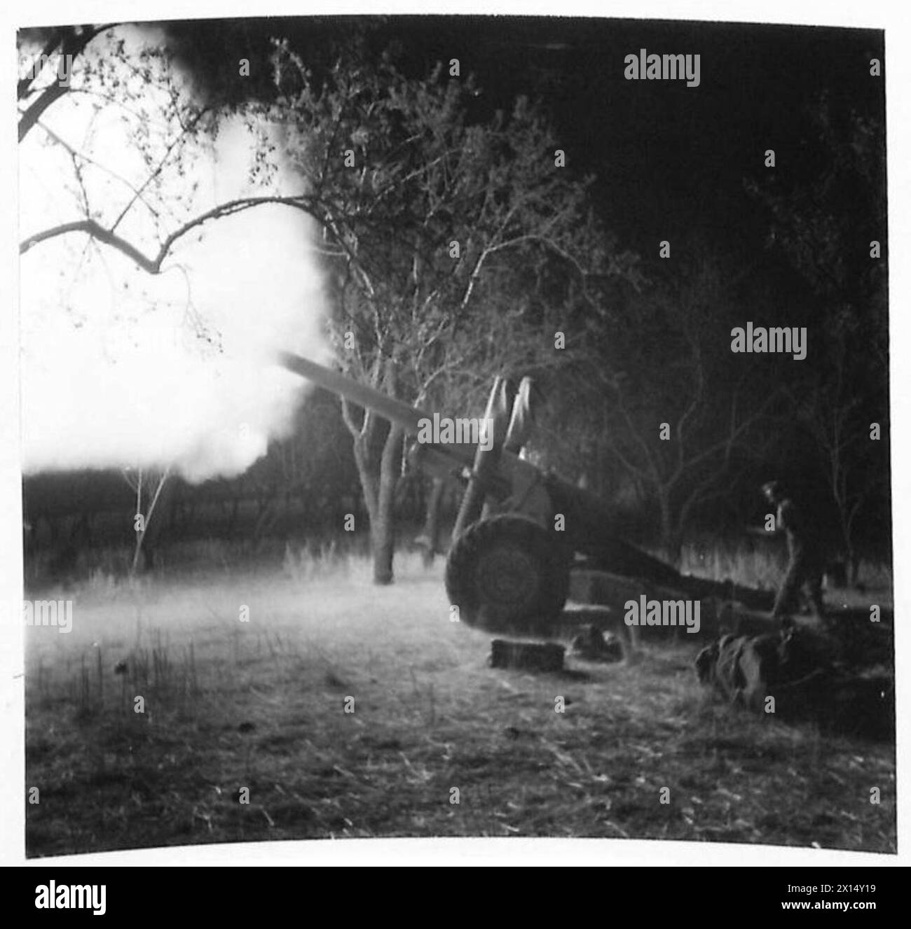 I cannoni medi britannici del 212 Company, 64th Regiment, Royal Artillery, 78th Division, spararono contro le forze nemiche in ritirata alla periferia di Maletto, a nord di Bronte, in Sicilia, documentati dall'esercito britannico. Foto Stock