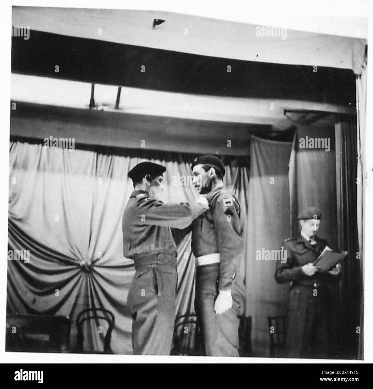 Il tenente H.R. Ashby degli Inns of Court riceve la Military Cross durante un'investitura, British Army, 21st Army Group. Foto Stock