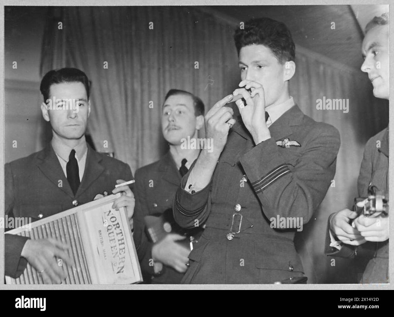 Il tenente di volo James Brindley Nicolson VC è raffigurato mentre suona l'arpa di un ebreo mentre si riprende in ospedale durante il 1940, dopo aver partecipato alla Battaglia d'Inghilterra. Foto Stock
