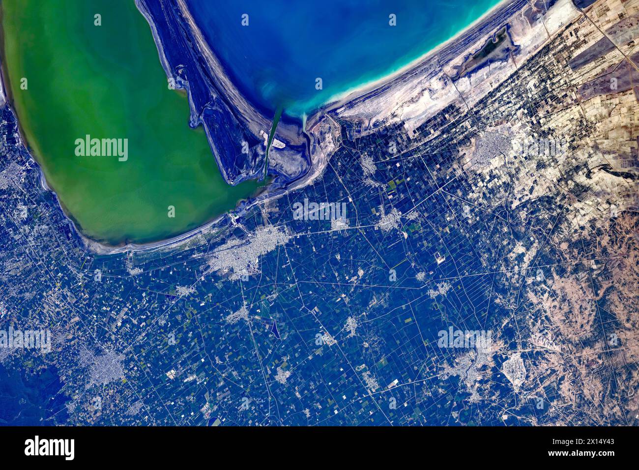 Litorale nella zona di Bandar-e Torkaman, Iran. Miglioramento digitale di un'immagine da parte della NASA Foto Stock