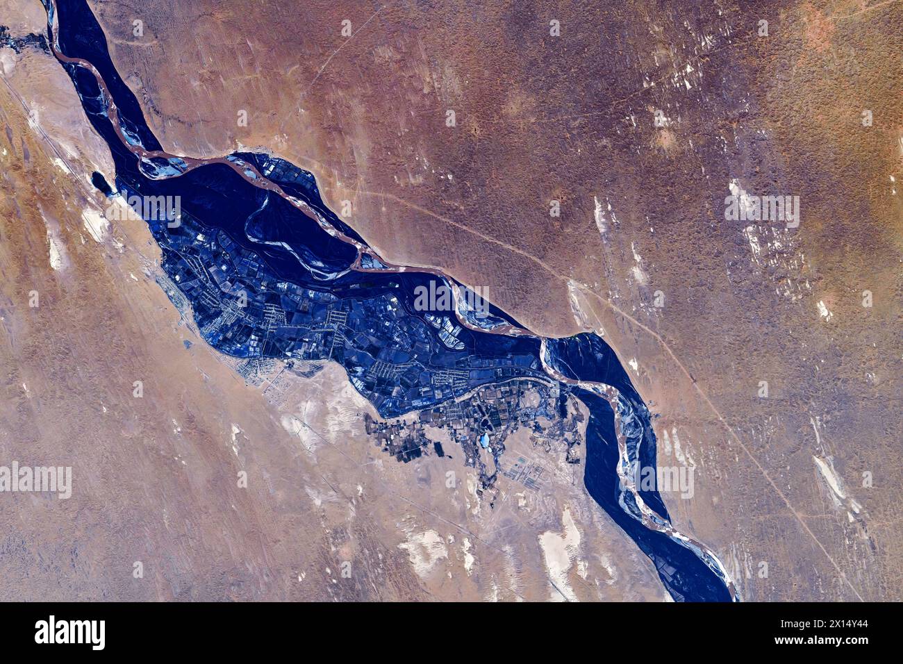Fiume al confine tra Uzbekistan e Turkmenistan. Miglioramento digitale di un'immagine da parte della NASA Foto Stock