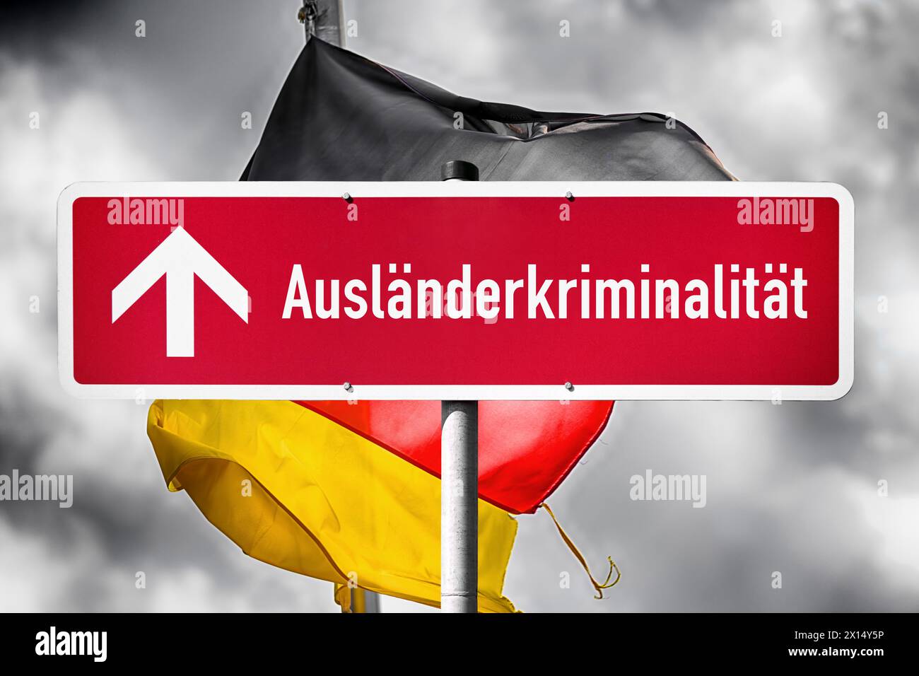 Segno rosso con l'iscrizione Ausländerkriminalität e Una Freccia crescente di fronte a Una bandiera tedesca, fotomontaggio Foto Stock