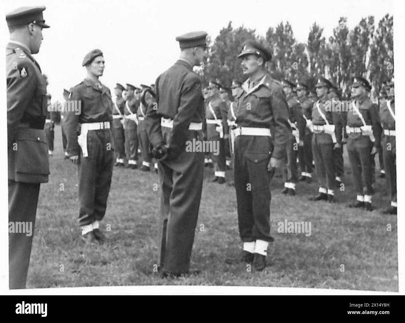 VETERANS OF THE DESERT ON PARADE - il Provost Marshall parla con il tenente Haines, Southern Ireland British Army, 21st Army Group Foto Stock