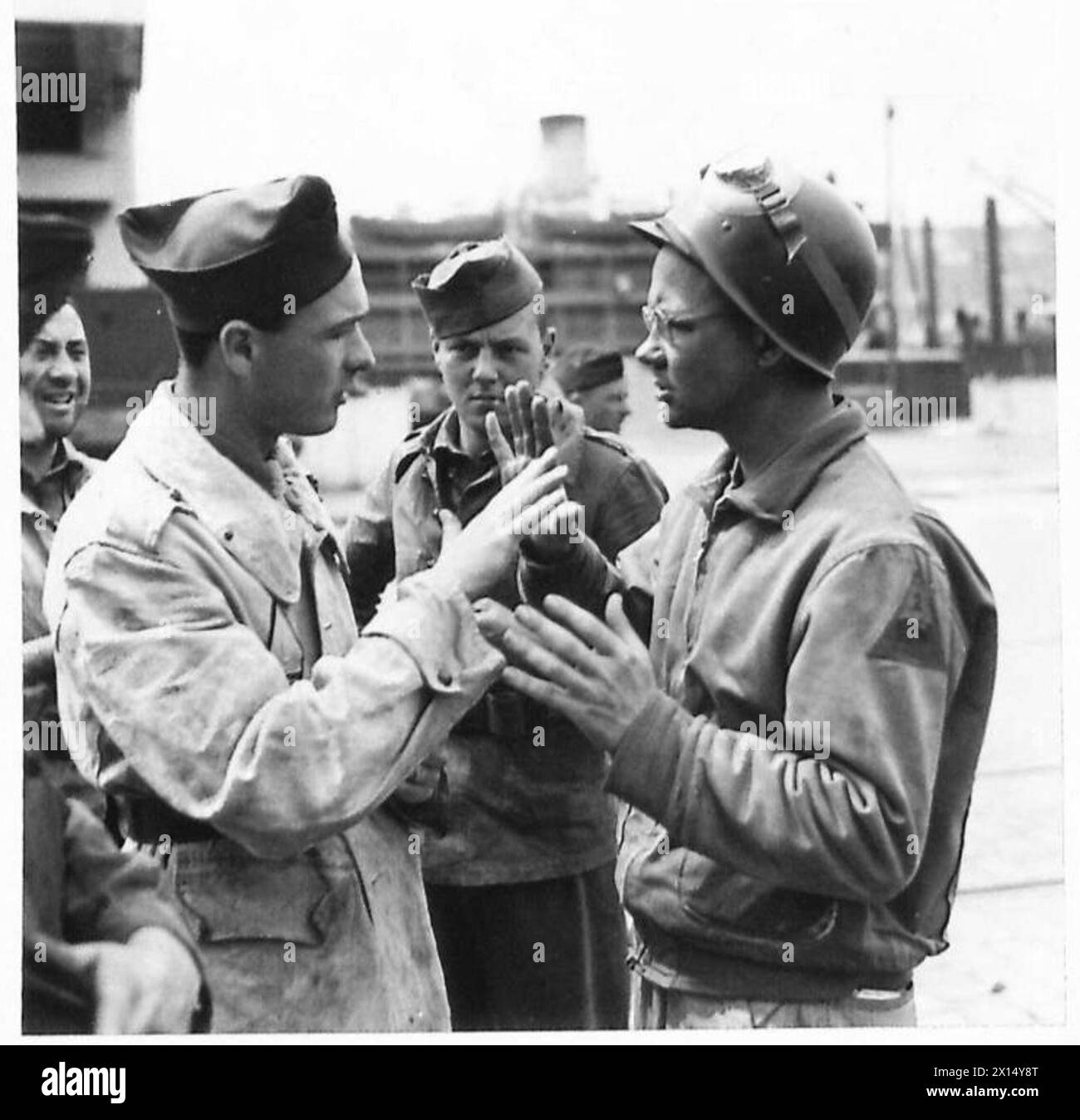 Pte. Houston degli Stati Uniti dimostra l'assemblaggio di attrezzature mentre viveva con le truppe francesi in Nord Africa durante le operazioni dell'esercito britannico. Foto Stock