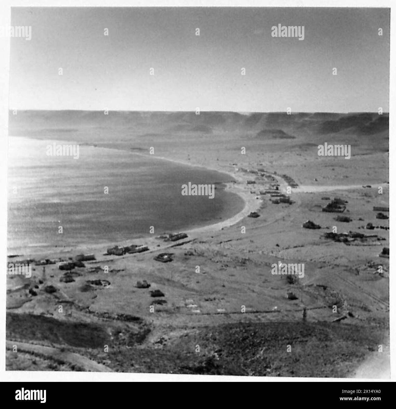 Funzionari che visitano le banchine di Tobruk dopo la cattura del territorio nemico. Foto Stock