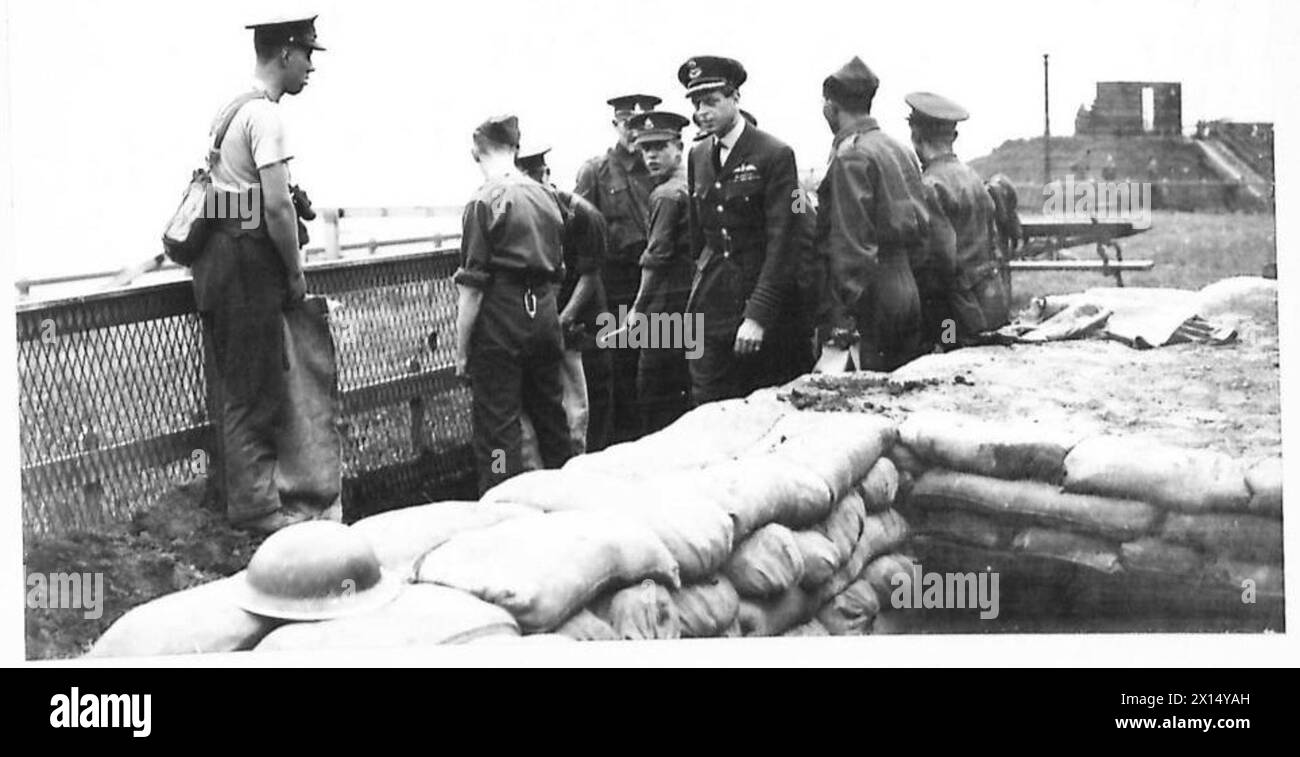 IL DUCA DI KENT ISPEZIONA LE DIFESE - H.R.H. passa un gruppo riempiendo sacchi di sabbia in un punto vicino a Sunderland durante il suo tour dell'esercito britannico Foto Stock