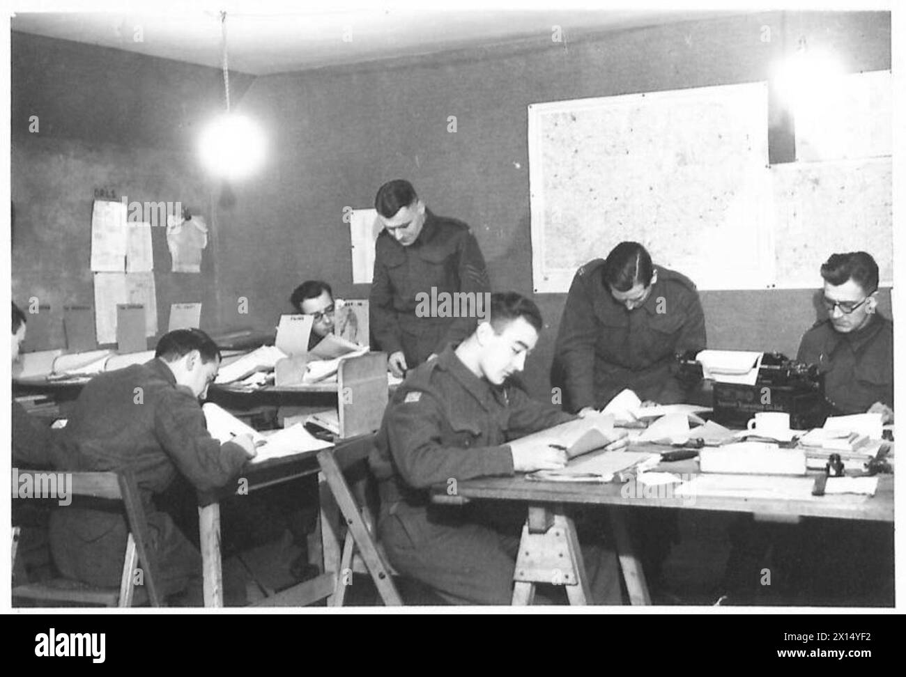 Il personale è mostrato lavorare nell'ufficio del Chief Clerk presso un quartier generale del corpo, svolgendo compiti amministrativi per l'esercito britannico. Foto Stock