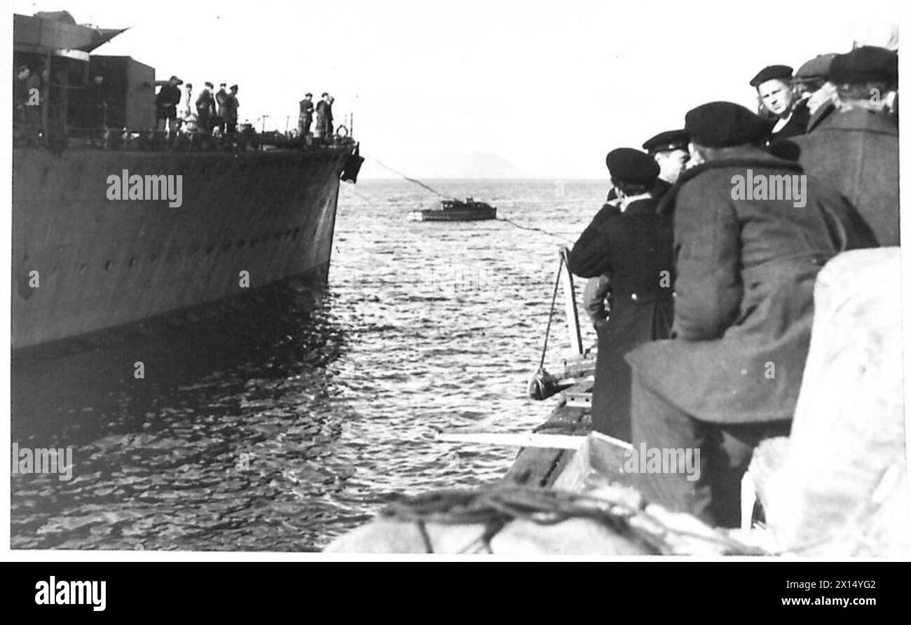 Le truppe russe si preparano a imbarcarsi su un cacciatorpediniere durante il raid di Spitzbergen con la supervisione dell'esercito britannico. Foto Stock
