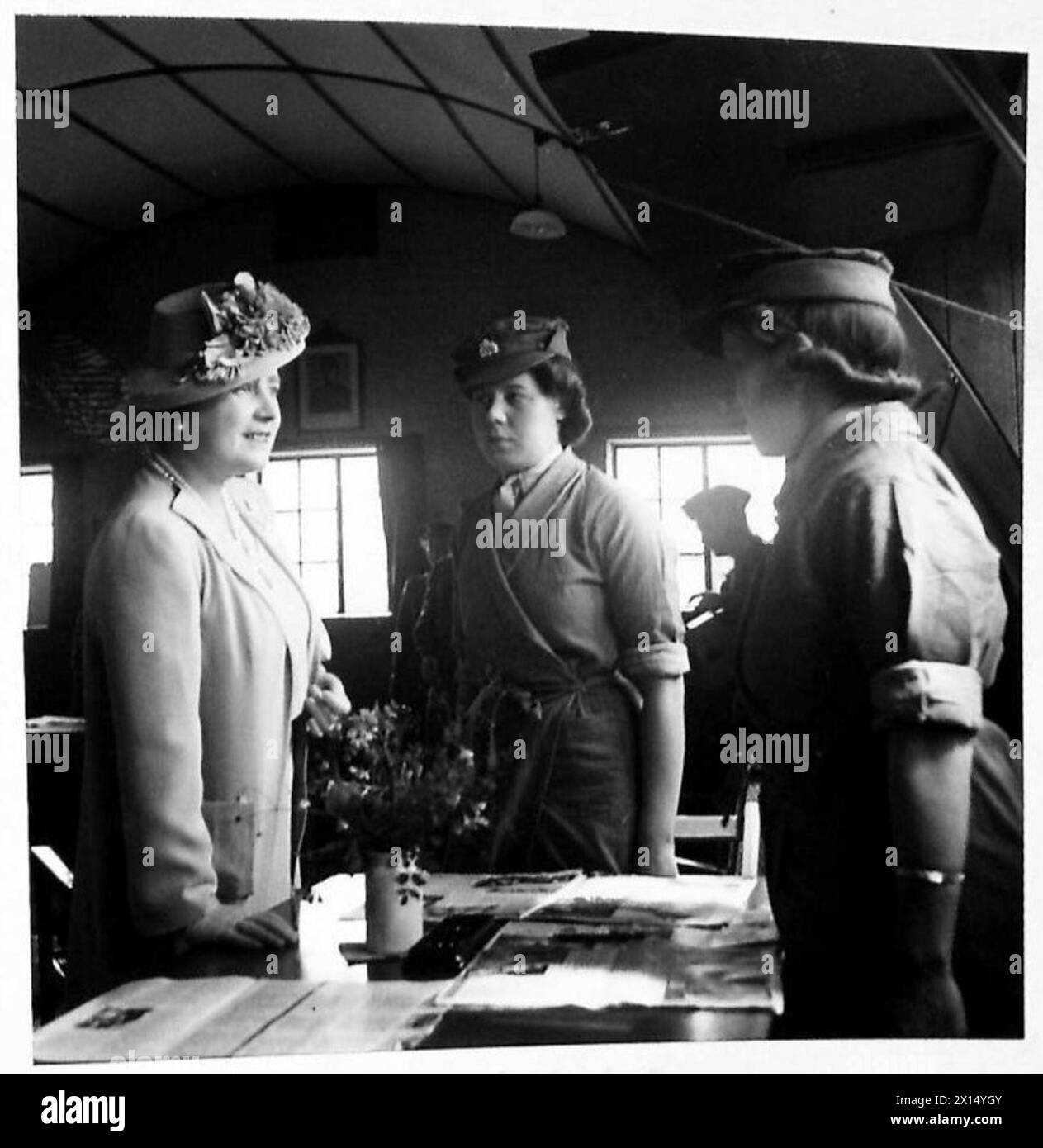 Sua Maestà la Regina parla con il personale del servizio territoriale ausiliario in un'area di riposo durante una visita. Foto Stock