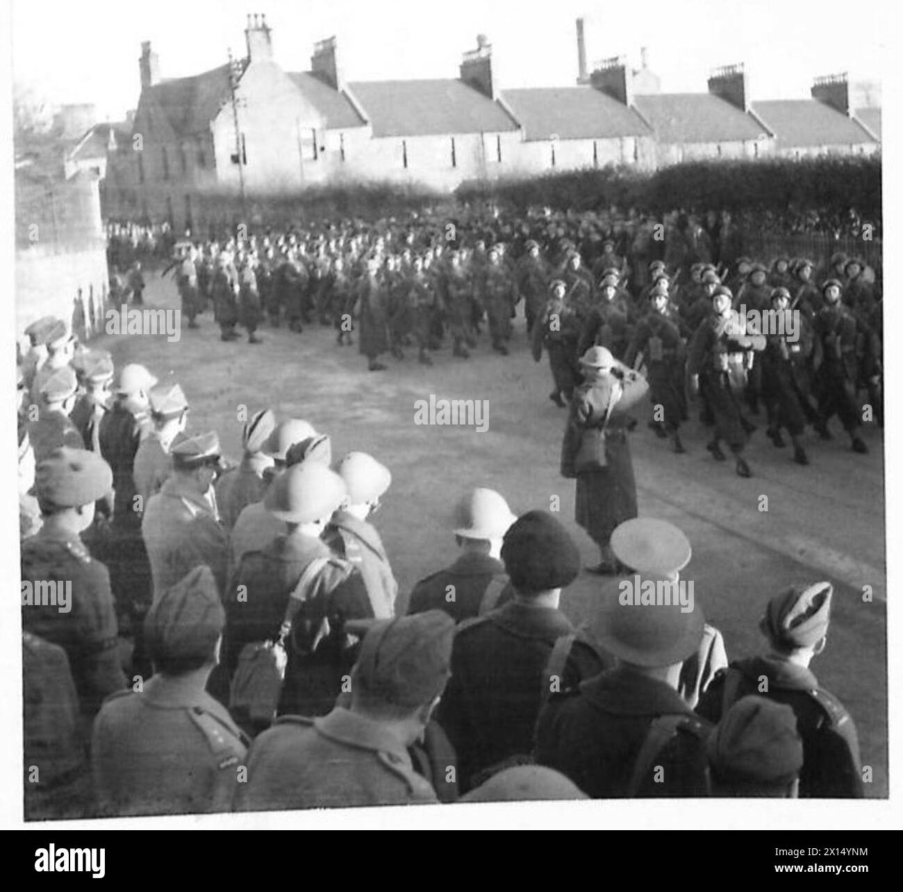 Le truppe della 10th Armoured Cavalry Brigade, i corpo polacco, marciano attraverso Forfar Streets durante l'ispezione del generale Alan Brooke l'11 dicembre 1940. Foto Stock
