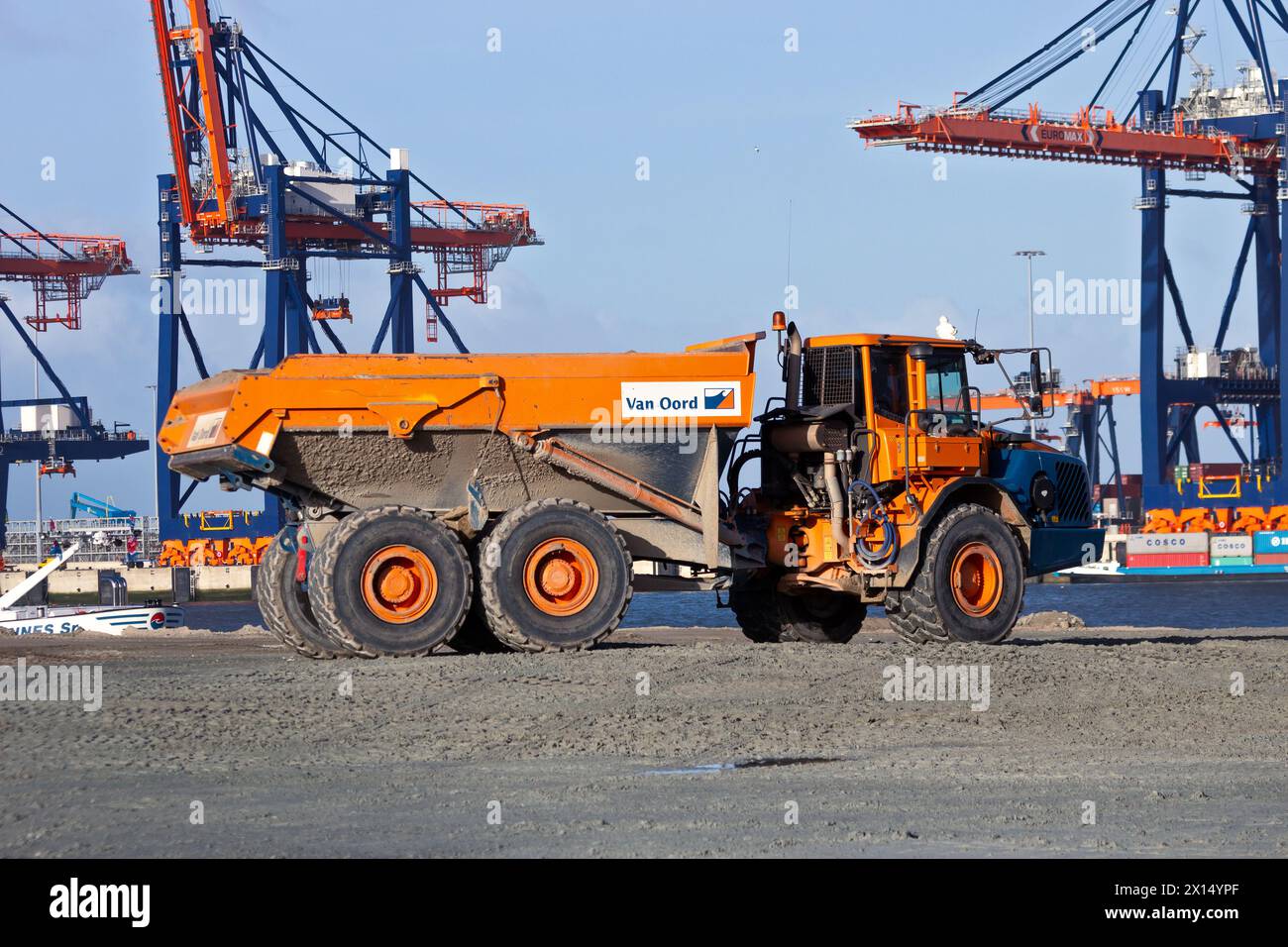 Dumper articolato Volvo A30E nel cantiere di Maasvlakte 2, nel porto di Rotterdam. 13 gennaio 2012 Foto Stock
