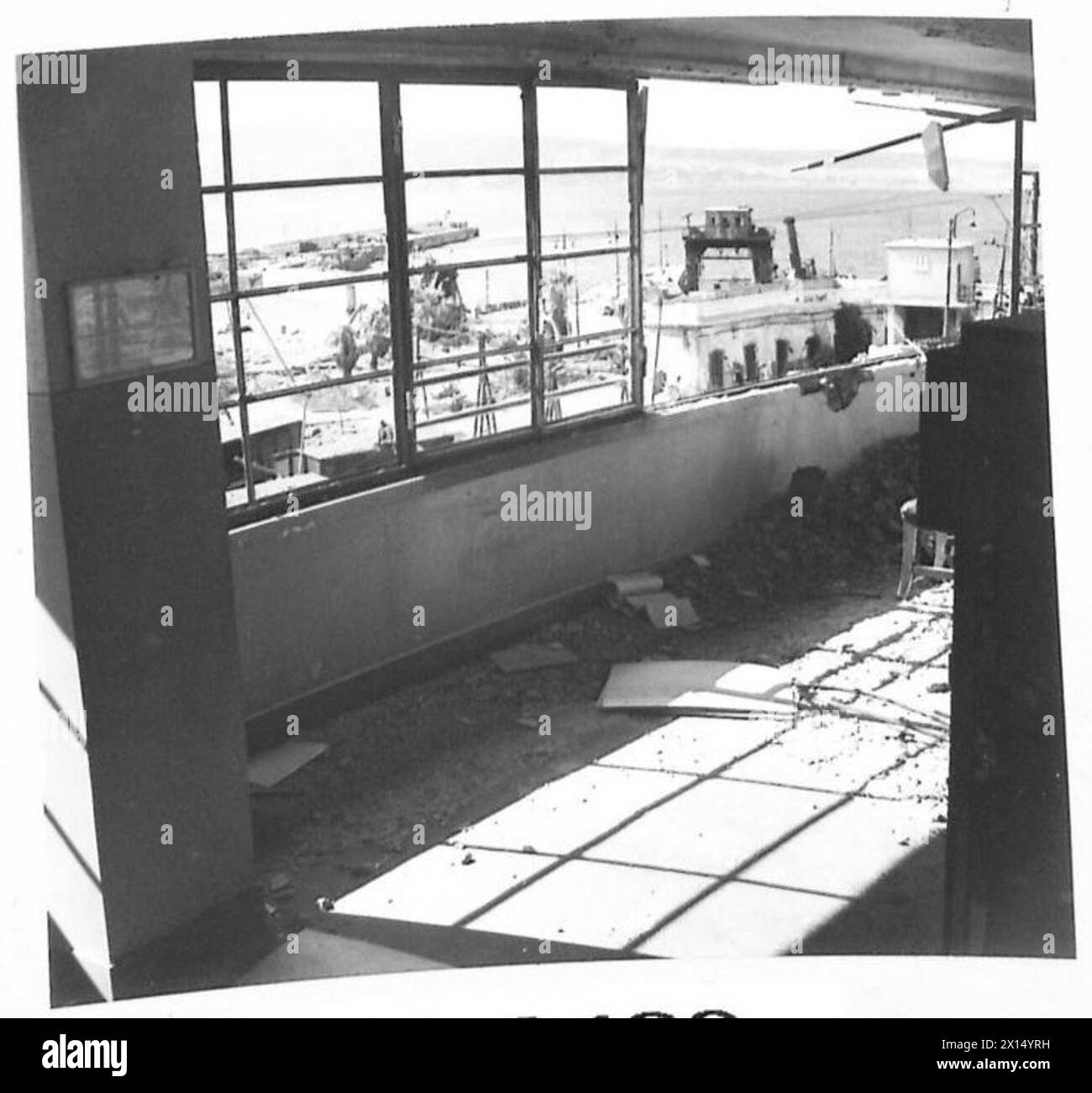 Vista dalla scatola di segnalazione principale del porto di CAN Giovanni e dei cantieri ferroviari con le montagne della Sicilia visibili attraverso gli stretti stretti stretti durante la campagna italiana. Foto Stock