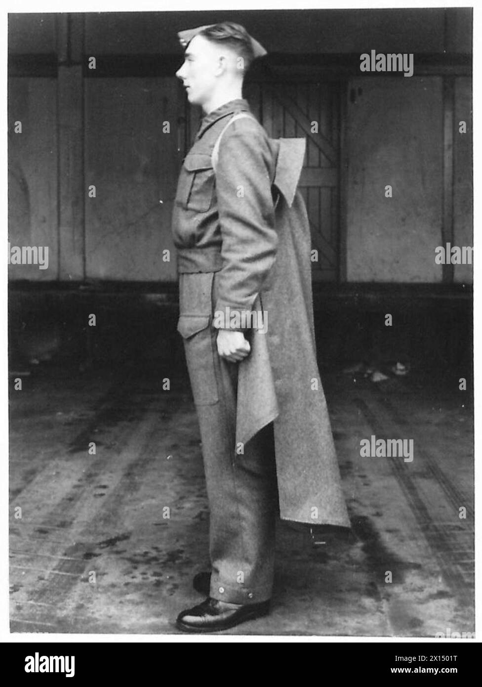 Il personale della British Home Guard viene rilasciato come parte della loro uniforme per compiti operativi e attività sul campo. Foto Stock