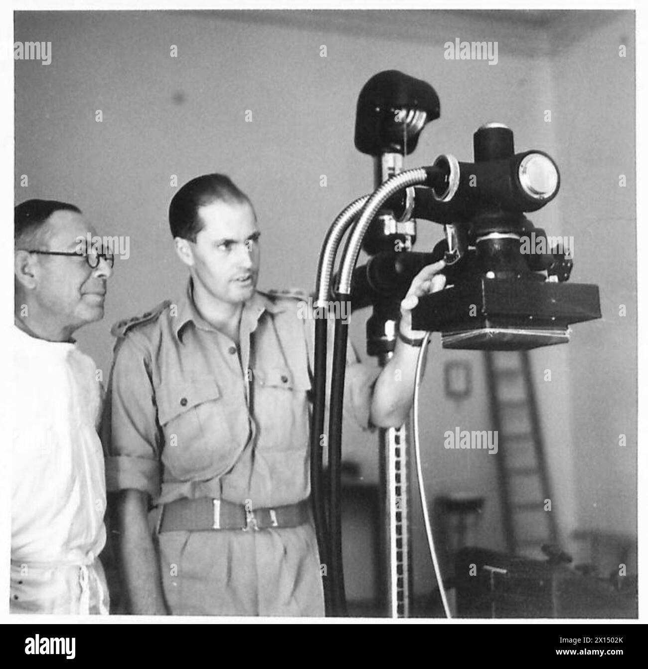 Il Dr. Reznikov e il capitano G. G. Macdonald della RAMC esaminano e gestiscono apparecchiature a raggi X presso l'ospedale polacco della Croce Rossa di Teheran, al servizio di pazienti polacchi, britannici e indiani, usando il latino per superare le barriere linguistiche, 1942-1943. Foto Stock