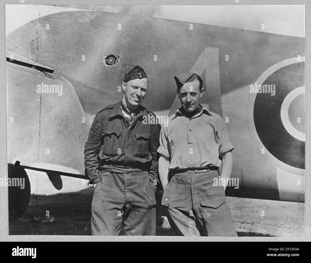 Nel 1945, i sergenti Harry Griffiths della Royal Air Force e George Aspin della Royal Artillery, amici d'infanzia di Bradford, sono fotografati insieme in un campo di aviazione notturna della 2nd Tactical Air Force sul continente. Foto Stock Nel 1945, i sergenti Harry Griffiths della Royal Air Force e George Aspin della Royal Artillery, amici d'infanzia di Bradford, sono fotografati insieme in un campo di aviazione notturna della 2nd Tactical Air Force sul continente. Foto Stock