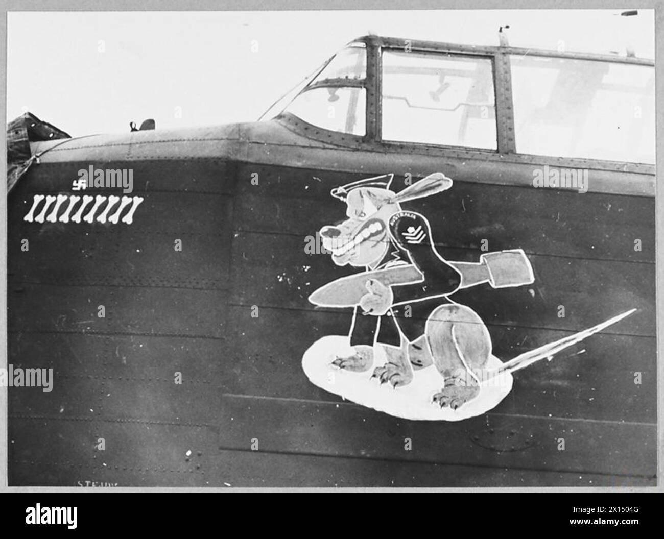 Il sergente di volo Pluto, un simbolo Disney su un Lancaster della RAAF, segna nove missioni di bombardamento sul territorio nemico, tra cui un caccia notturno ucciso indicato da una svastica. Foto Stock