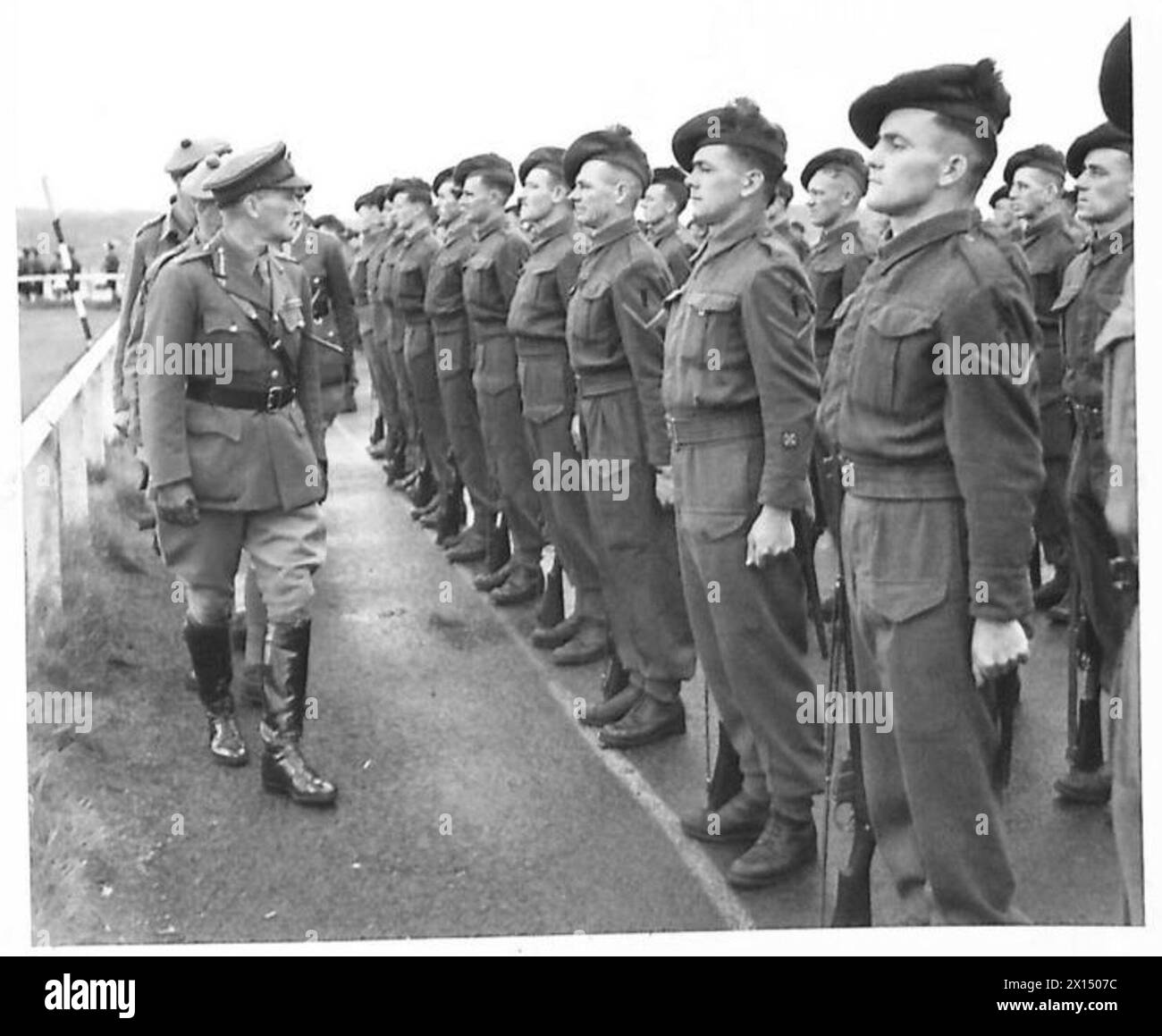 Il GoRPC-in-C del comando scozzese ispeziona un battaglione di Black Watch, rivedendo le truppe e la formazione. Foto Stock Il GoRPC-in-C del comando scozzese ispeziona un battaglione di Black Watch, rivedendo le truppe e la formazione. Foto Stock