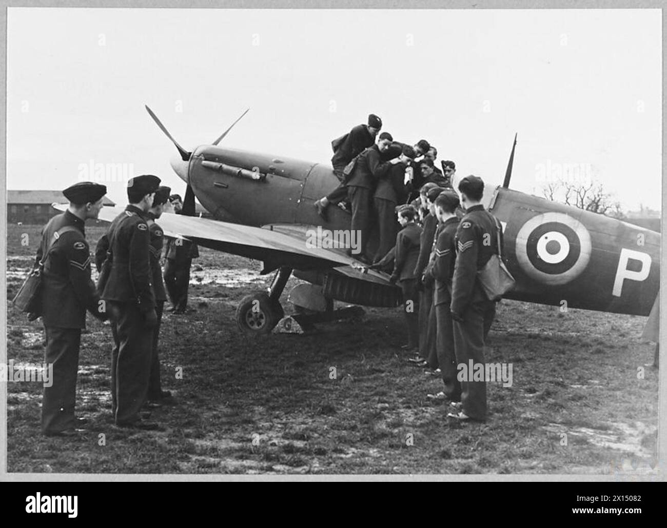 I cadetti dell'Air Training Corps si arrampicano su un aereo da caccia per l'ispezione e l'istruzione durante una sessione di addestramento. Foto Stock