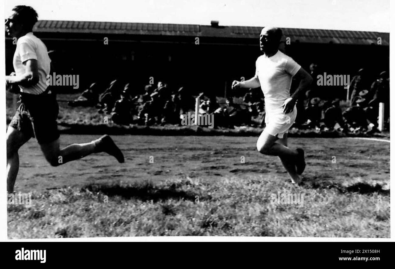 C.Q.M.S. Wilson gareggia nel terzo giro della corsa sul miglio durante un evento sportivo di reggimento. Foto Stock