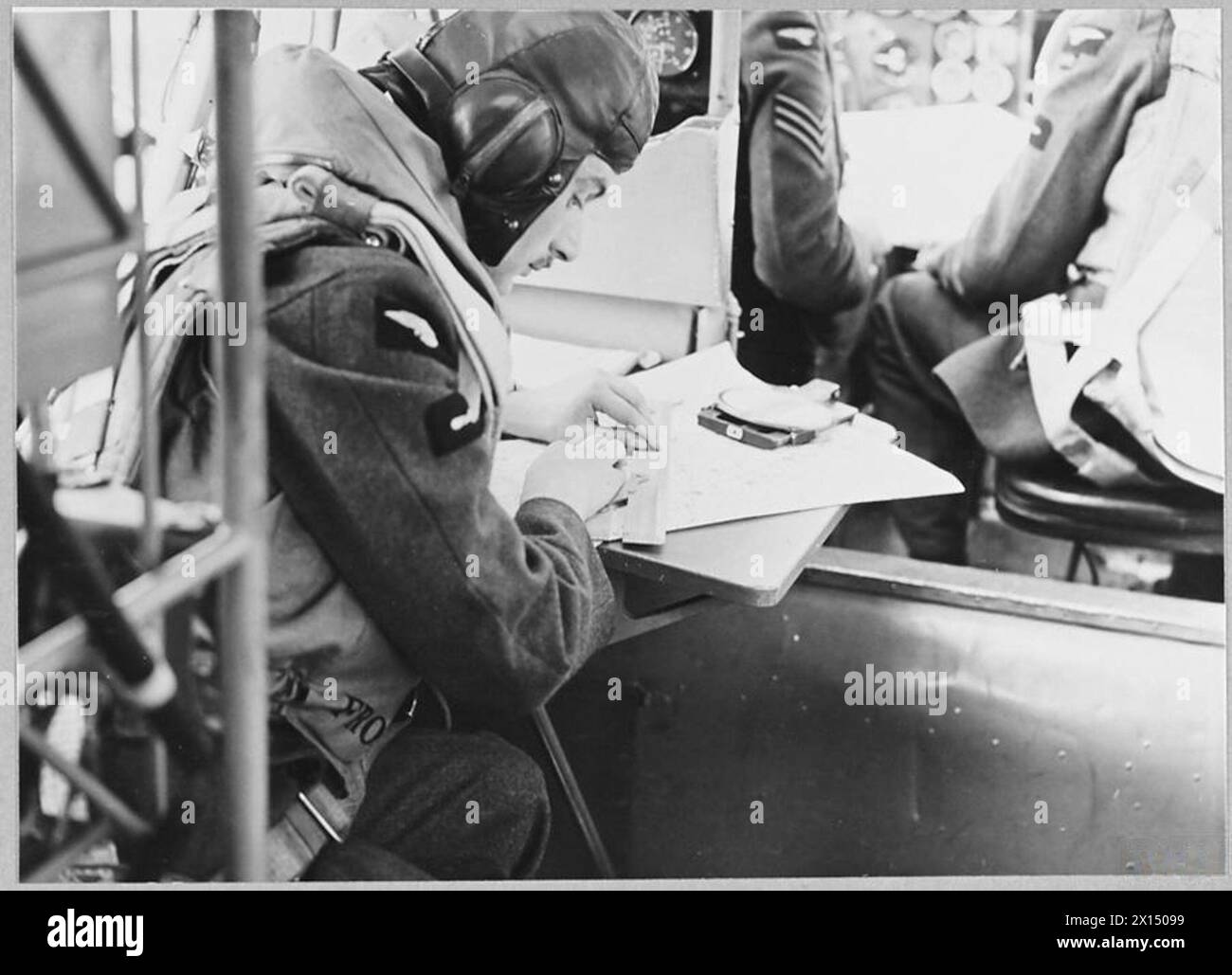 Un osservatore aereo completa il suo ultimo volo di prova su un aeromobile da ricognizione, tracciando una rotta per il pilota per raggiungere l'obiettivo designato. Foto Stock