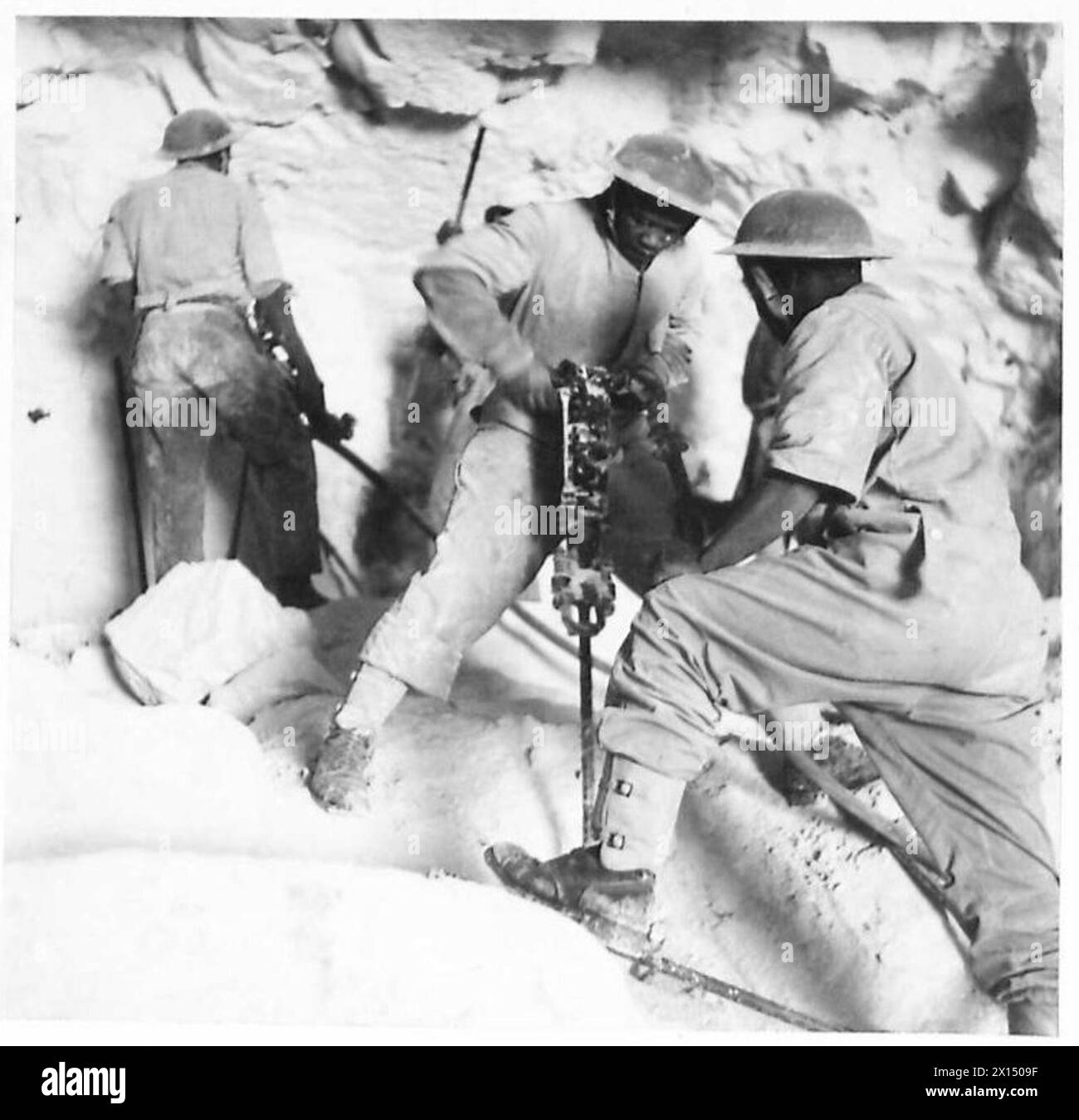 Lavoratori Basuto che lavorano alla costruzione di tunnel lungo la ferrovia Haifa-Tripoli alla frontiera Palestina-Libano, perforando roccia sotto la supervisione dell'esercito britannico. Foto Stock