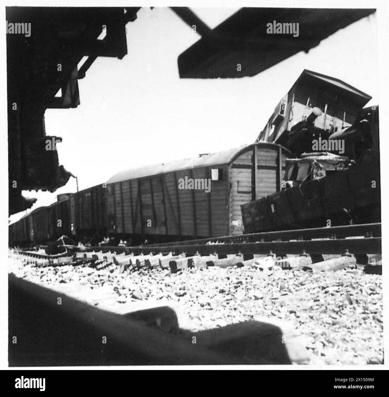 Lo scalo merci bombardato a nord di Roma lungo la Route 4 mostra ferrovie e materiale rotabile danneggiati, alcuni intatti ma non in grado di muoversi. Foto Stock