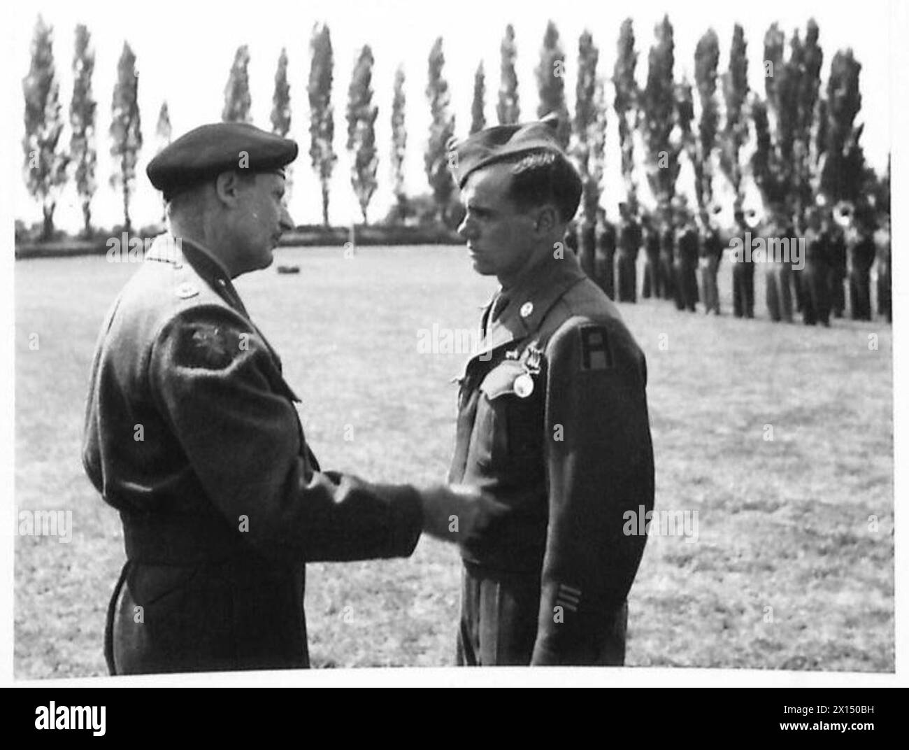 Il privato Charles J. Richards del 953rd Field Artillery Battalion riceve la Military Medal in riconoscimento del suo servizio. Foto Stock