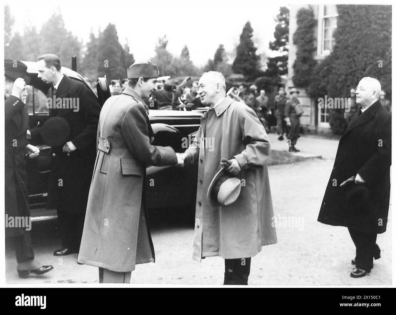 Re Pietro fu accolto dal dottor Benes all'arrivo per ispezionare l'esercito cecoslovacco. Foto Stock